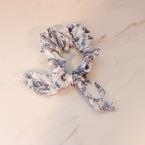 Scrunchie with tail